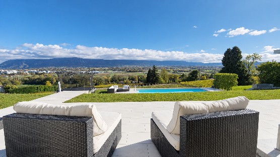 Terrasse avec vue sur la piscine et la plaine genevoise