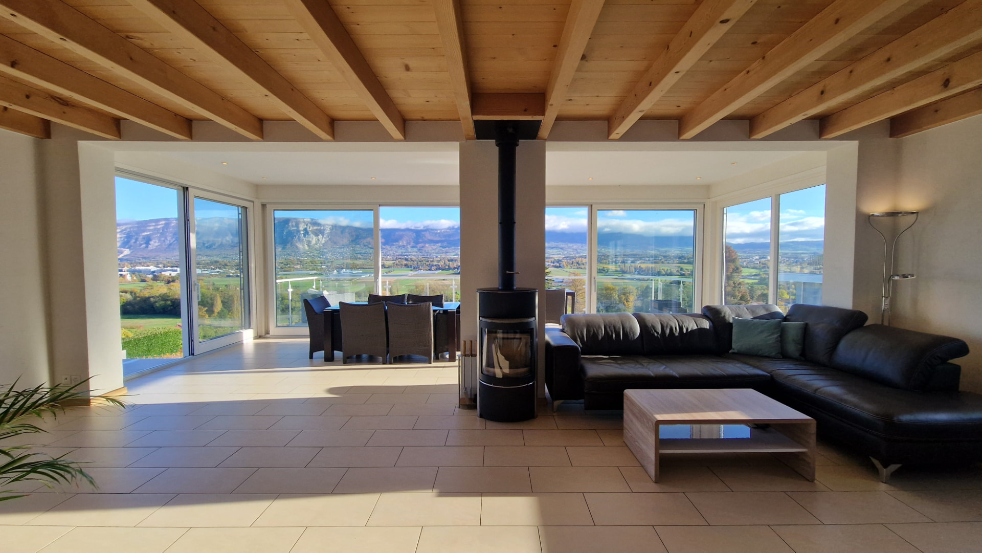 Grand séjour avec cheminée et vue panoramique